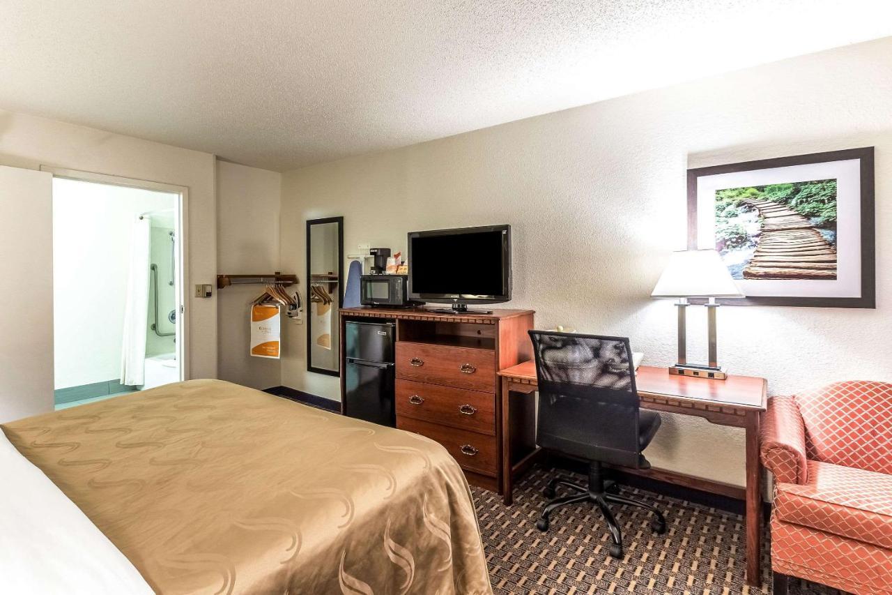 Quality Inn Milwaukee- Brookfield Exterior foto