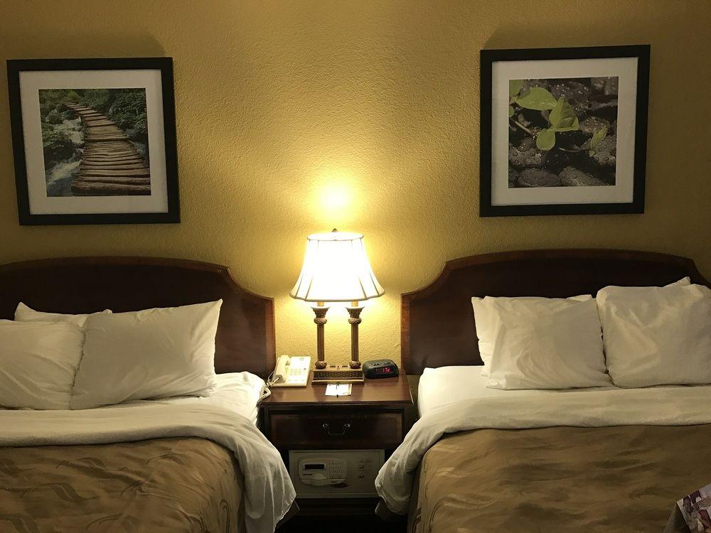 Quality Inn Milwaukee- Brookfield Exterior foto