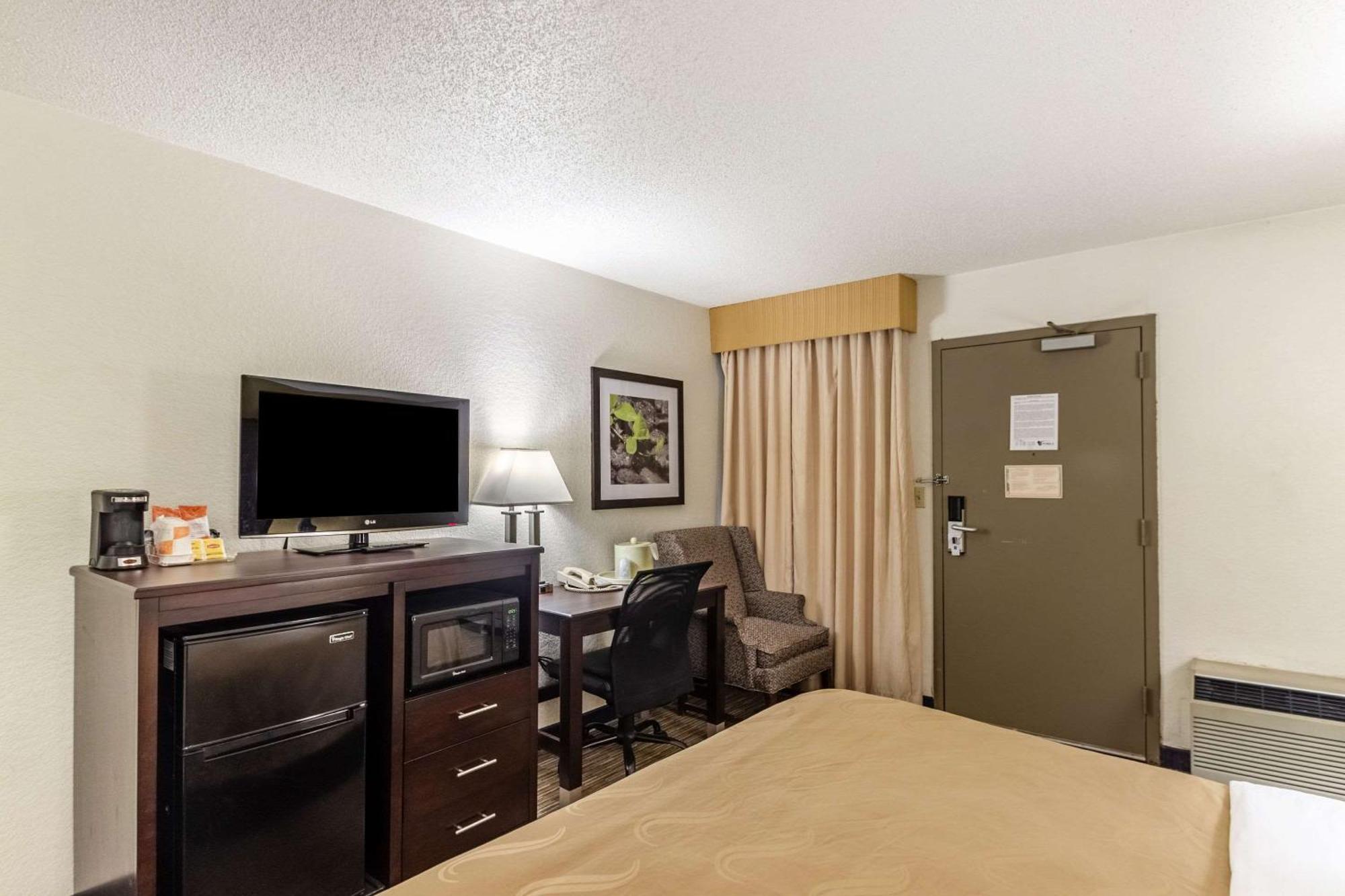 Quality Inn Milwaukee- Brookfield Exterior foto