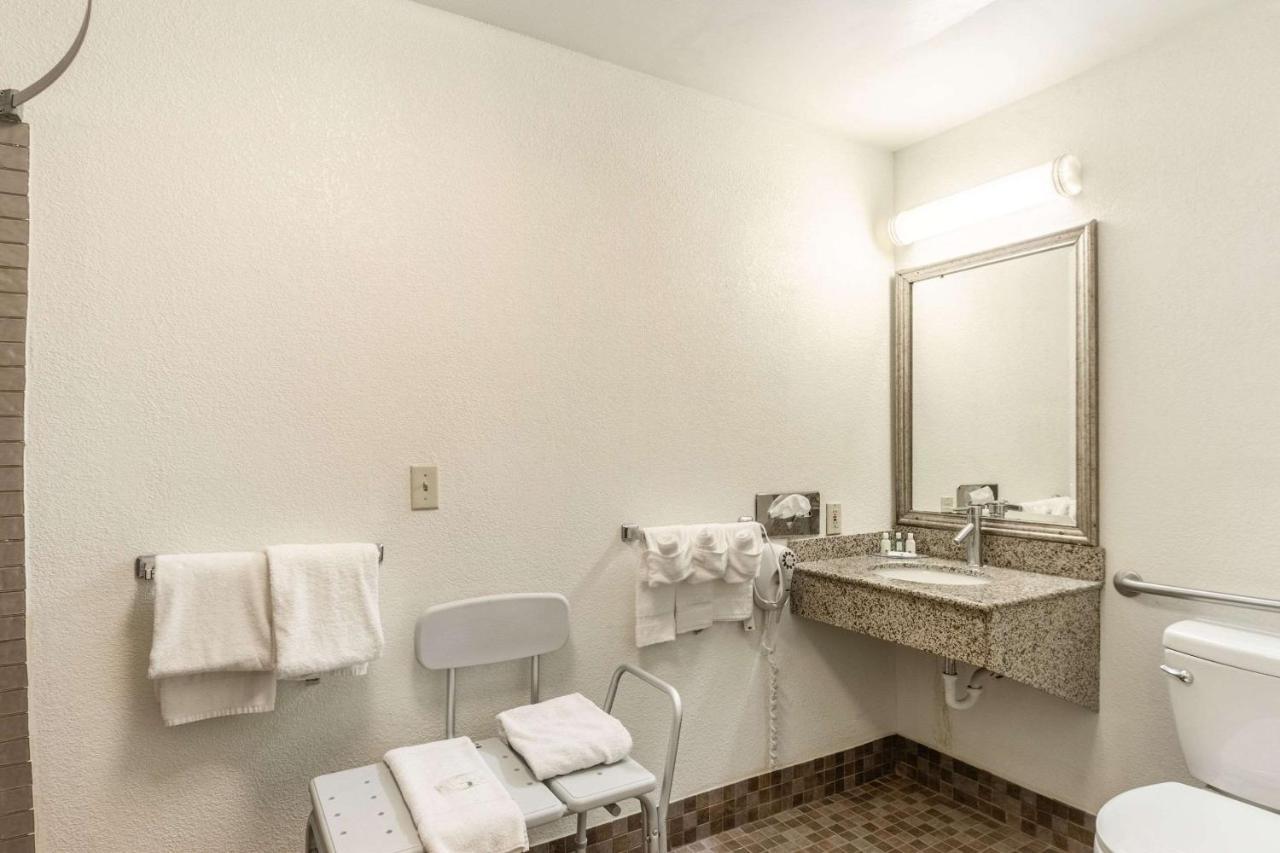 Quality Inn Milwaukee- Brookfield Exterior foto