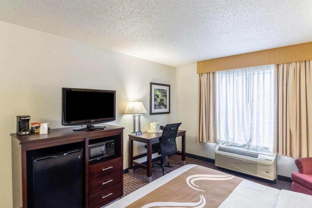 Quality Inn Milwaukee- Brookfield Exterior foto